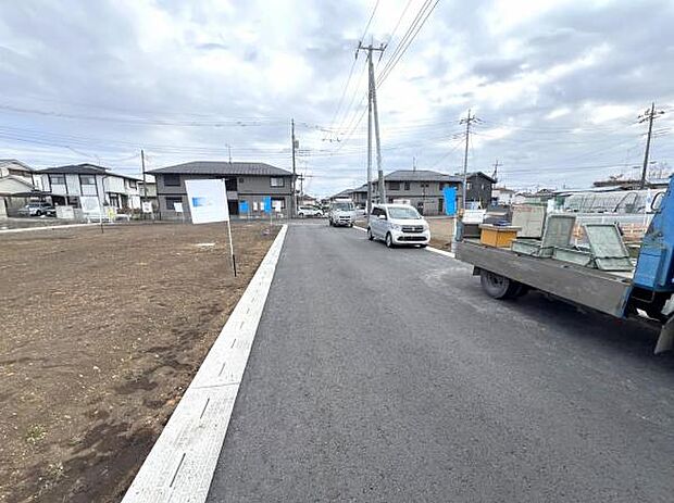 前面道路を含めた現地写真です。ぜひ周辺環境も併せてご覧ください。