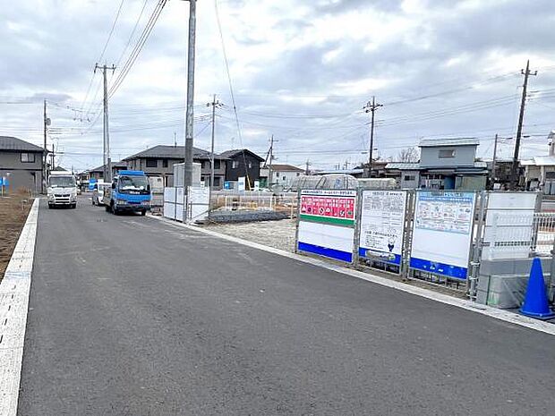 前面道路を含めた現地写真です。ぜひ周辺環境も併せてご覧ください。