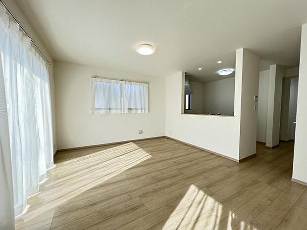 お食事中もキッチンと会話が楽しめるダイニングスペース。