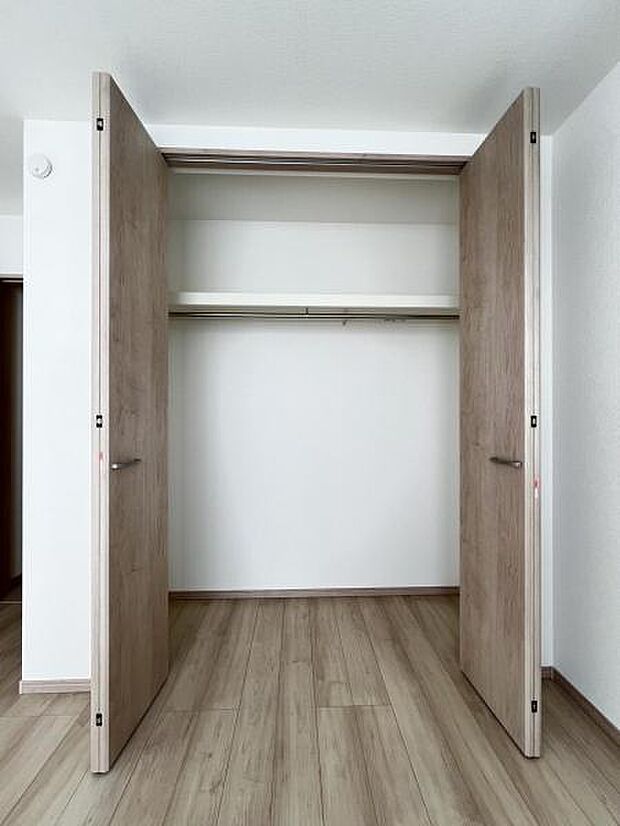 いつでもお部屋をスッキリお使い頂ける収納スペースを設置。