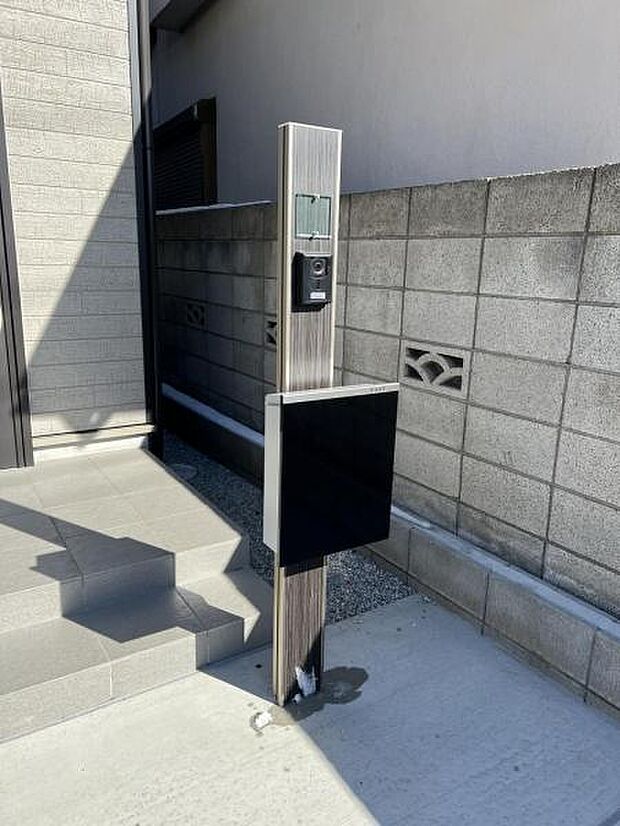 TVドアホンとポストが付いた門柱です。