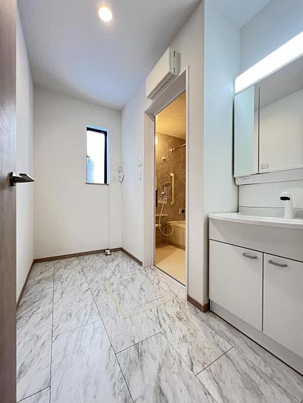 脱衣所は小さなお子様がいるご家庭にも重宝されます。