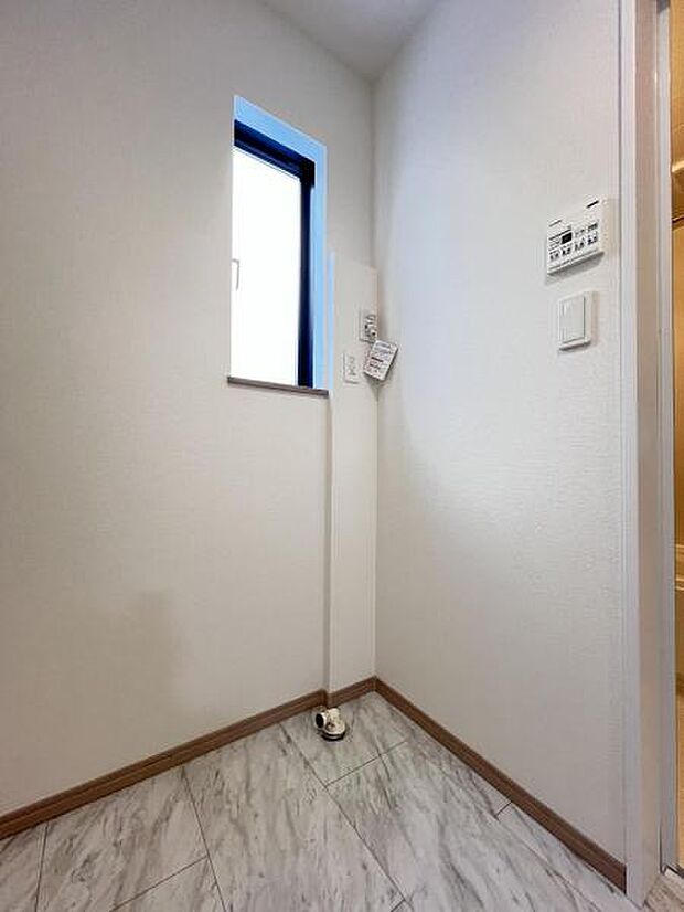 独立洗面台の横にはランドリースペースがございます。