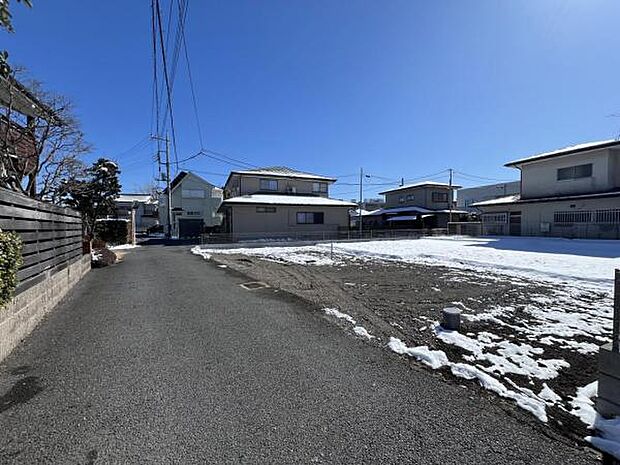 前面道路です。住宅地につき落ち着いた新生活を始められそうです。
