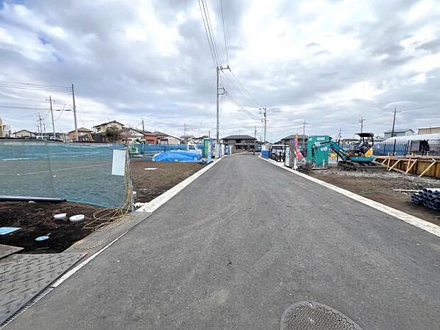 前面道路を含めた現地写真です。ぜひ周辺環境も併せてご覧ください。