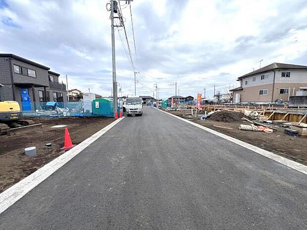 前面道路を含めた現地写真です。ぜひ周辺環境も併せてご覧ください。