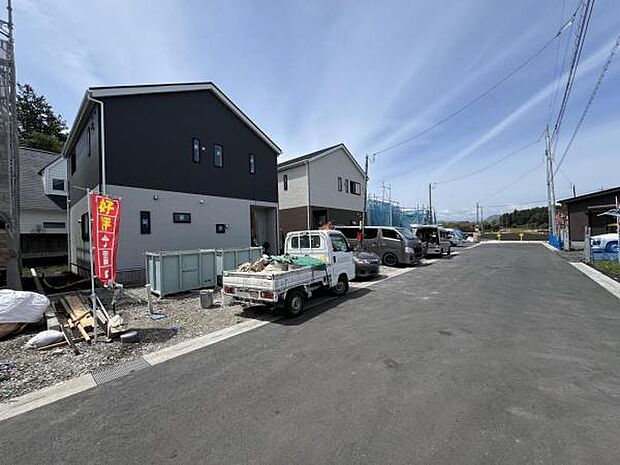 前面道路を含めた現地写真です。ぜひ周辺環境も併せてご覧ください。