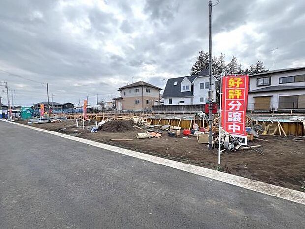 前面道路です。住宅地につき落ち着いた新生活を始められそうです。