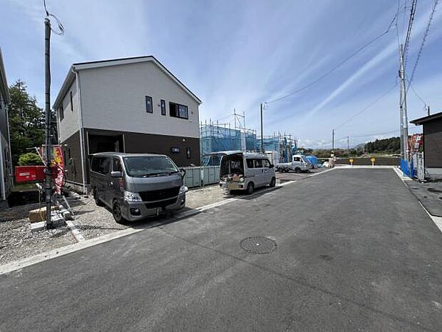 前面道路を含めた現地写真です。