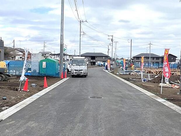 前面道路を含めた現地写真です。ぜひ周辺環境も併せてご覧ください。