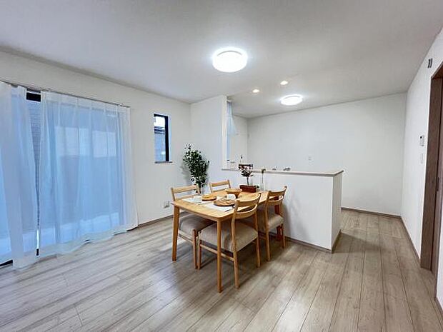 お食事中もキッチンと会話が楽しめるダイニングスペース。