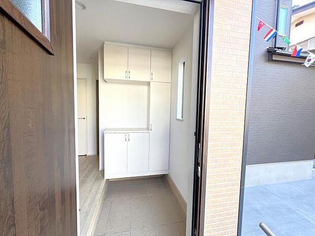 散らかりがちな玄関もスッキリの玄関収納付。