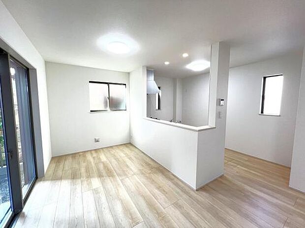 お食事中もキッチンと会話が楽しめるダイニングスペース。