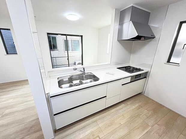 作業スペースが広く家事動線をゆったりと確保できるキッチンです。