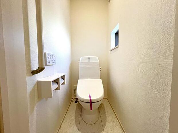 シャワー洗浄機能付のトイレは、清潔感が印象的な空間ですね。