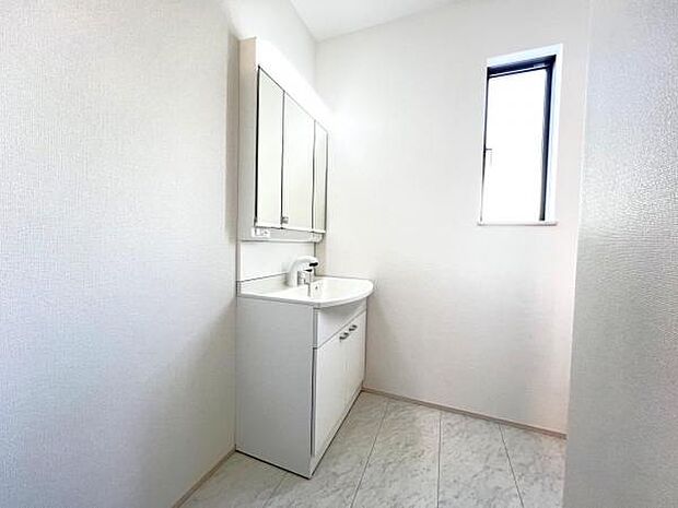 シャワー付き洗面化粧台です。手軽にシャンプーができ、お掃除もしやすいですね。