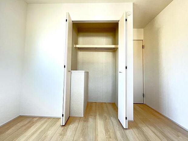 中の物を確認しやすく、取り出しやすい収納スペース。お部屋を広々とお使いいただけます。