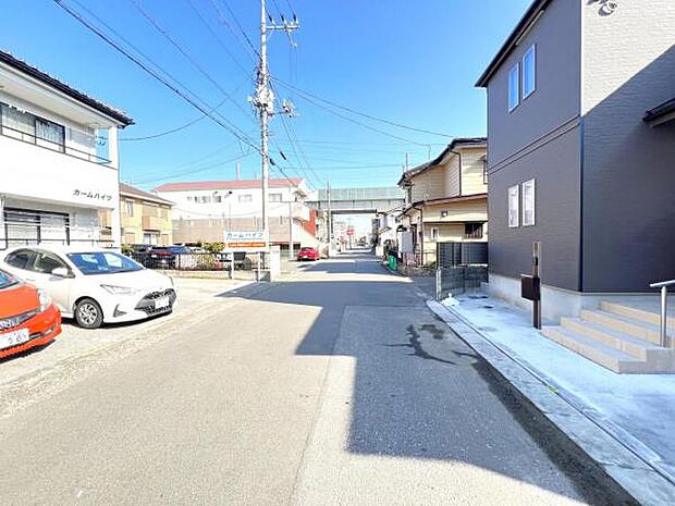 前面道路を含めた現地写真です。ぜひ周辺環境も併せてご覧ください。