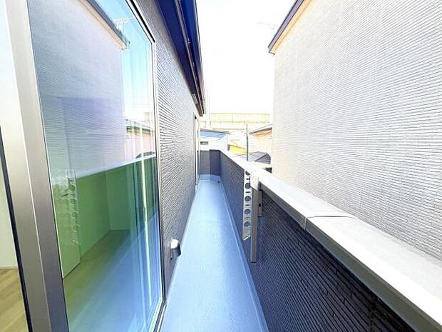 2室から出入り可能で使い勝手の良いバルコニースペースです。