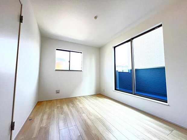 洋室は、風通しが良く明るく快適な空間です。ゆったりと読書など、趣味にも没頭できプライベート時間もお寛ぎ頂けそうです。