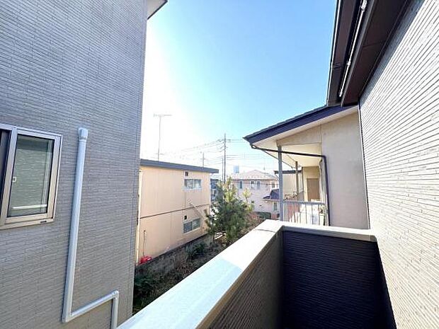 バルコニーからの眺望です。明るい陽射しを浴びながらゆったりと過ごすのも良いですね。