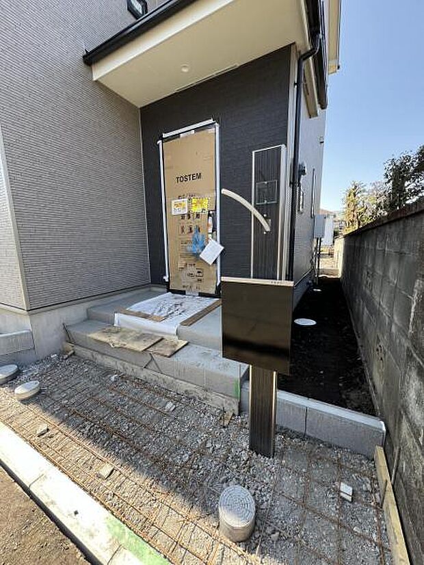 雨天時の荷物搬入に便利な玄関ポーチ付きです。