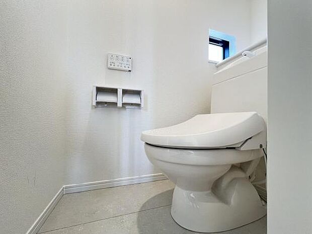 シャワー洗浄機能付のトイレは、清潔感が印象的な空間ですね。