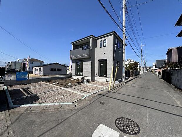 前面道路を含めた現地写真です。