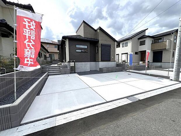 並列駐車4台可能なので、ご家族で複数台所有する際や来客時に役立ちます。