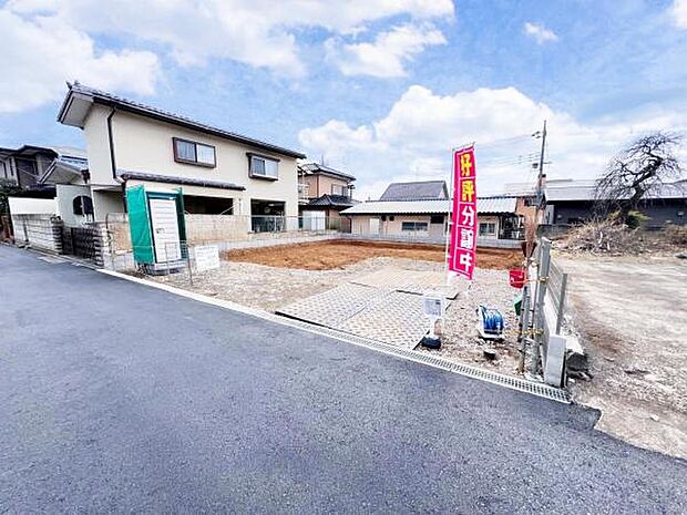 前面道路を含めた現地写真です。ぜひ周辺環境も併せてご覧ください。