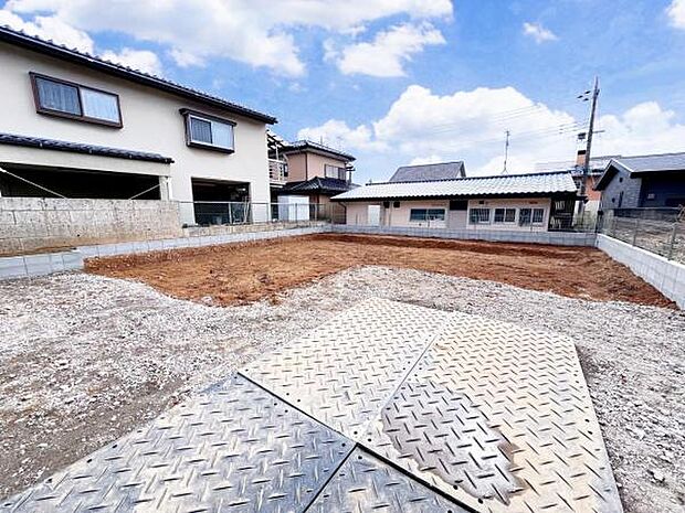 セカンドカーにも便利な並列駐車2台可能です。