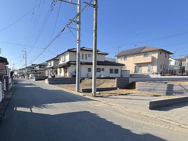 前面道路を含めた現地写真です。ぜひ周辺環境も併せてご覧ください。