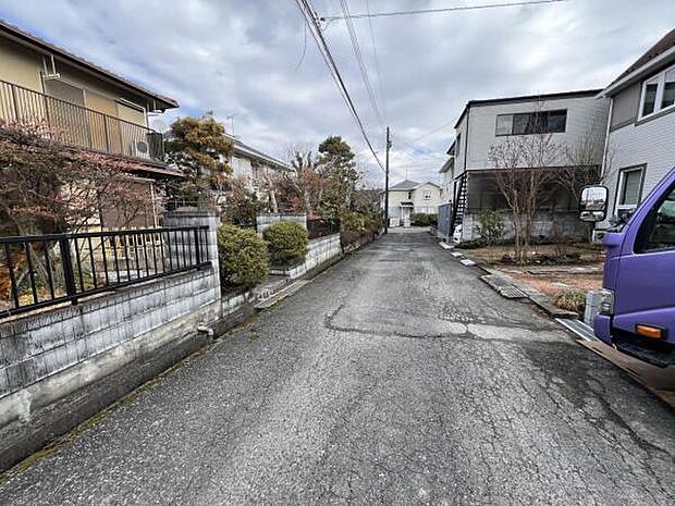 前面道路を含めた現地写真です。