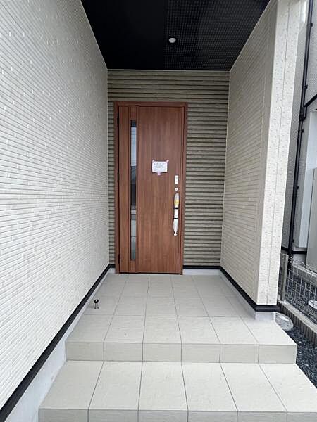 雨天時の荷物搬入に便利な玄関ポーチ付きです。