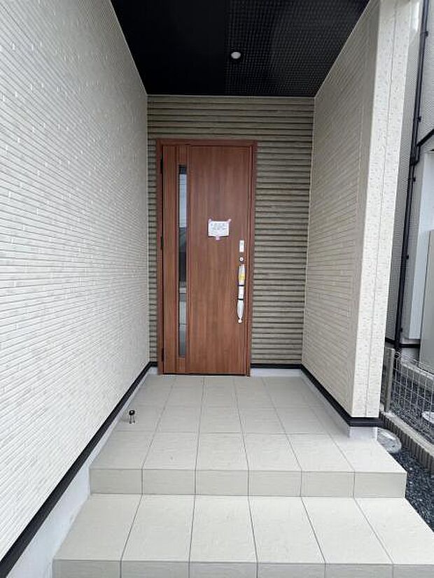雨天時の荷物搬入に便利な玄関ポーチ付きです。