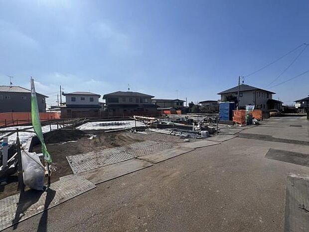 前面道路を含めた現地写真です。