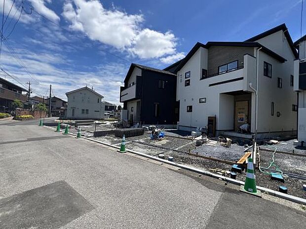 前面道路を含めた現地写真です。ぜひ周辺環境も併せてご覧ください。