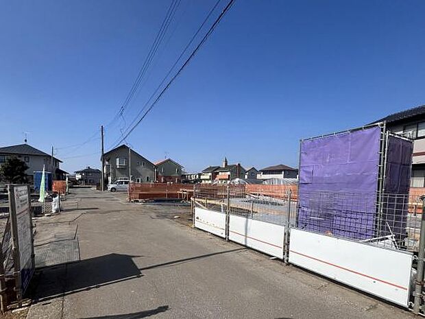 前面道路です。住宅地につき落ち着いた新生活を始められそうです。