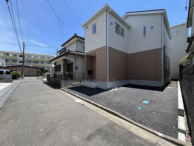 前面道路を含めた現地写真です。ぜひ周辺環境も併せてご覧ください。