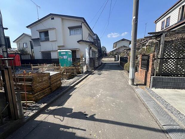 前面道路を含めた現地写真です。ぜひ周辺環境も併せてご覧ください。