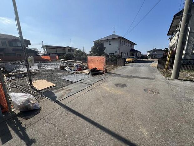 前面道路を含めた現地写真です。ぜひ周辺環境も併せてご覧ください。