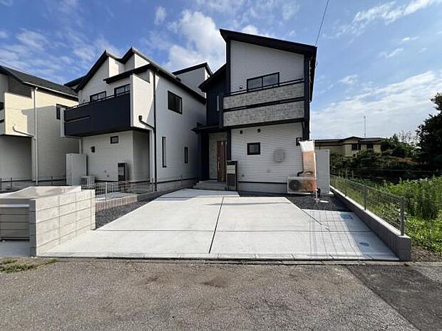 駐車場です。前面道路との高低差も少なく、スムーズに出入りできます。並列2台駐車可能です。