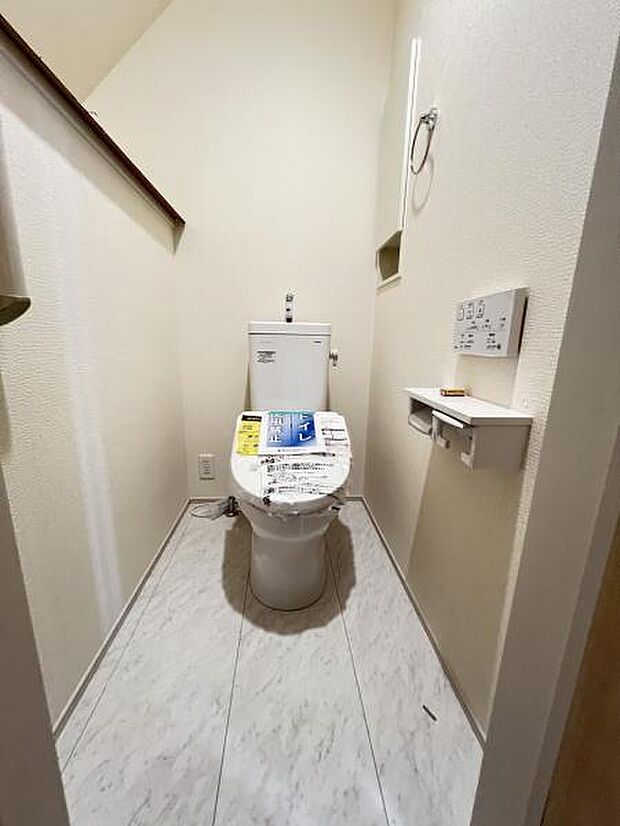 シャワー洗浄機能付のトイレは、清潔感が印象的な空間ですね。