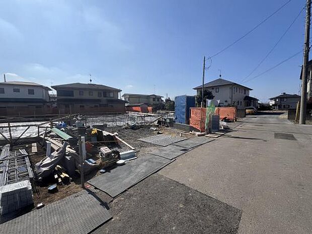 前面道路を含めた現地写真です。ぜひ周辺環境も併せてご覧ください。