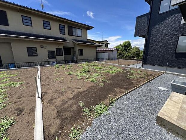 お庭が広い為、建物とお隣の距離があり、陽当たりが良いです。