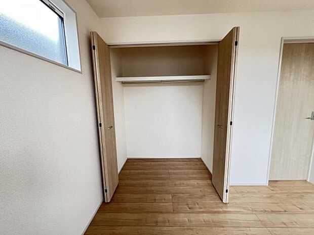 いつでもお部屋をスッキリお使い頂ける収納スペースを設置。