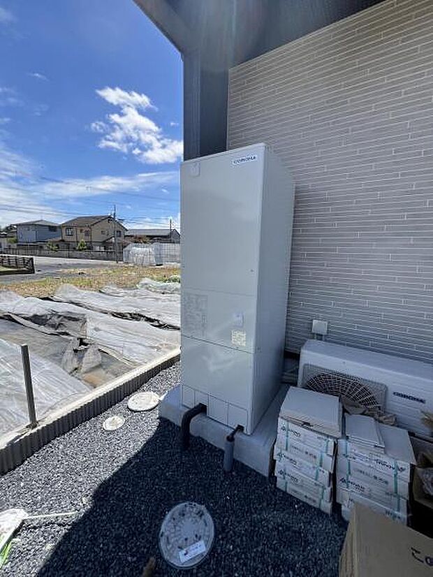 オール電化住宅です。ヒートポンプユニット型給湯器です。