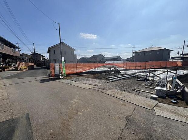 前面道路を含めた現地写真です。ぜひ周辺環境も併せてご覧ください。