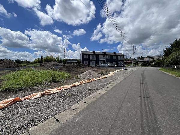 前面道路を含めた現地写真です。