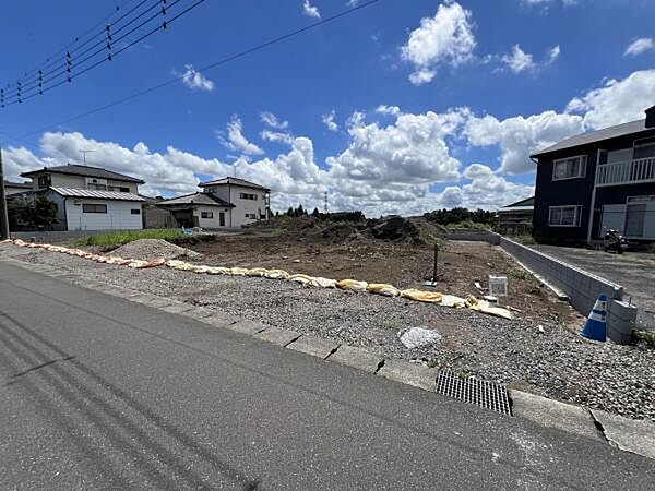 前面道路を含めた現地写真です。ぜひ周辺環境も併せてご覧ください。